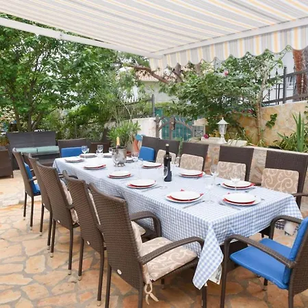 Spacious And Tranquil With Shared Pool - Two Bedroom With Shared Pool Apartment