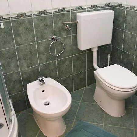 Spacious And Tranquil With Shared Pool - Two Bedroom With Shared Pool Apartment *