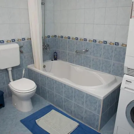 Spacious And Tranquil With Shared Pool - Two Bedroom With Shared Pool Apartment *