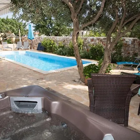 Spacious And Tranquil With Shared Pool - Two Bedroom With Shared Pool * هفار