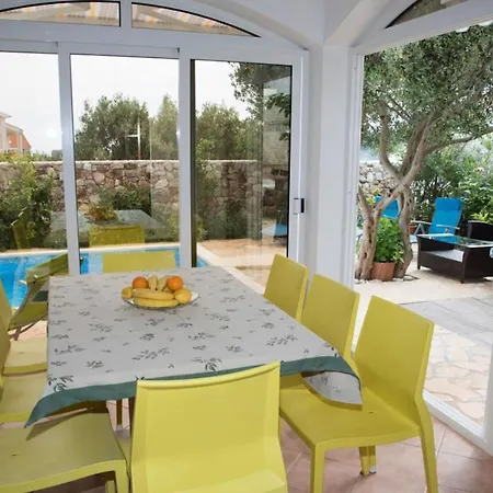 Spacious And Tranquil With Shared Pool - Two Bedroom With Shared Pool شقة هفار